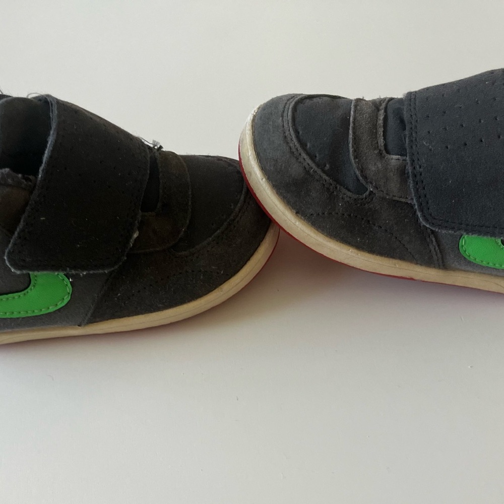 Nike Toddler 7 Kids Black Sneakers with Green Swoosh Play Shoes - Picture 2 of 7